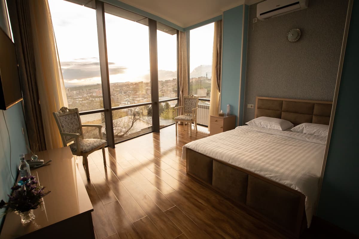 Classic Suite, City View | In-room safe, individually decorated, individually furnished