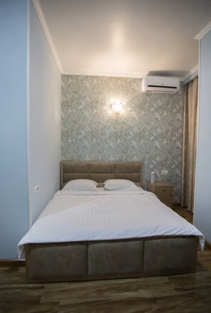 Quarto família, vista para a cidade | Cofres nos quartos, individualmente decorados