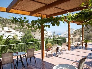 Outdoor dining - Neos Ikaros (Agios Vasileios)