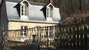 A house with a sign reading "Vallet" in front.