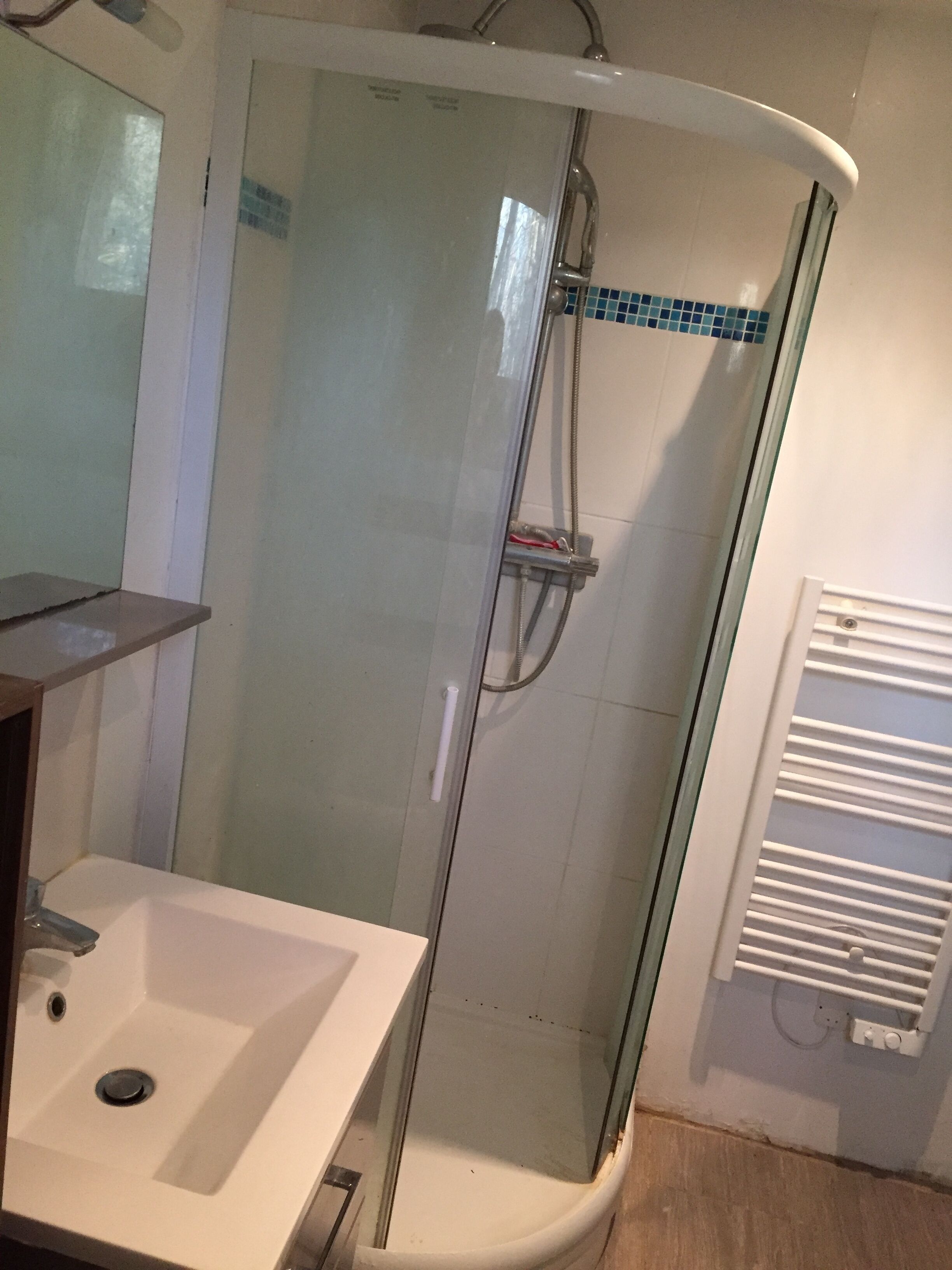 Salle de bain avec aussi une douche