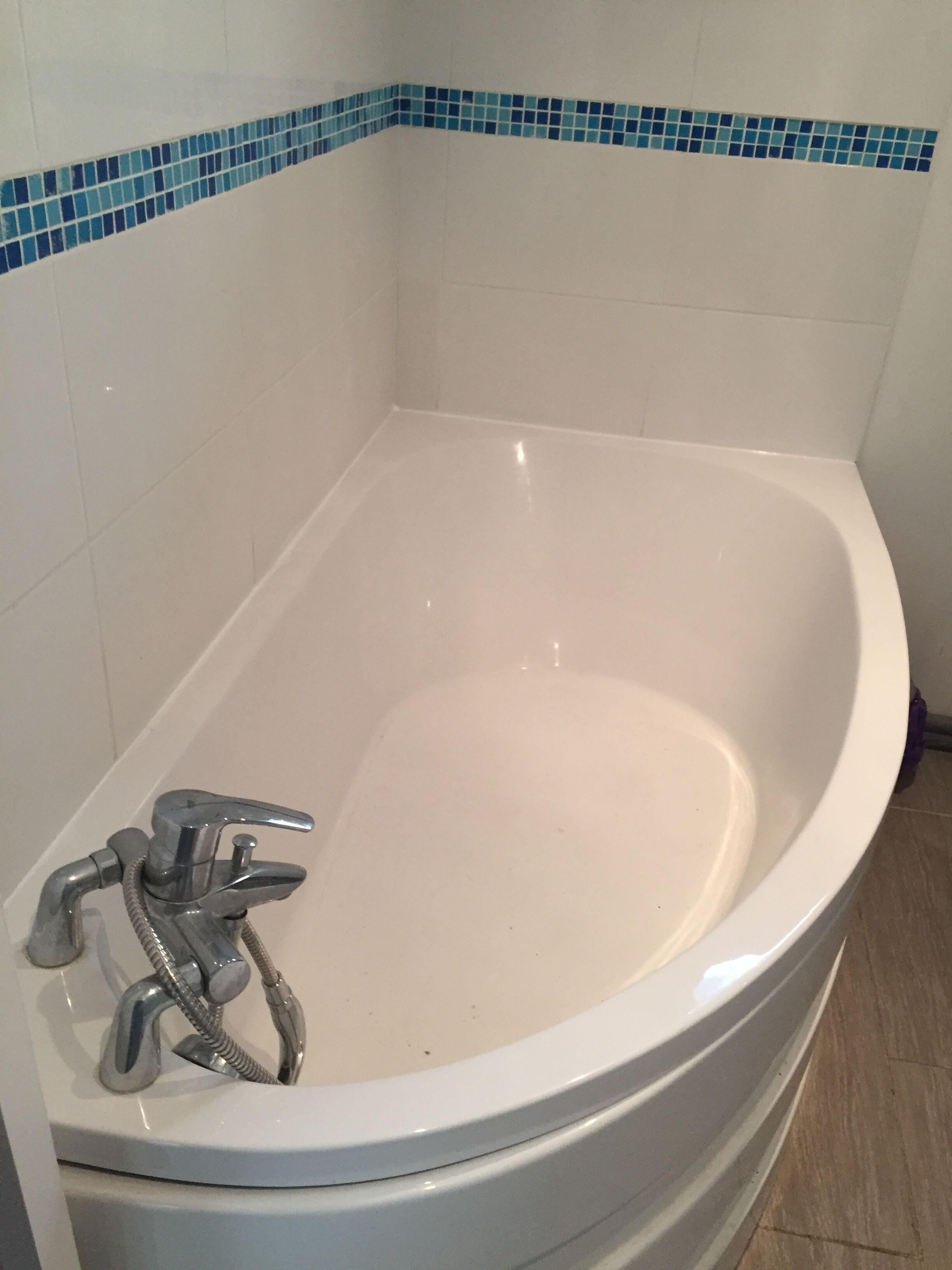 Salle de bain avec baignoire, idéale avec des enfants