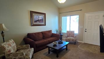 Smart-TV, DVD-spiller, filmbibliotek og stereoanlegg