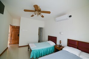 Cortinas blackout, Wi-Fi de cortesia, roupa de cama