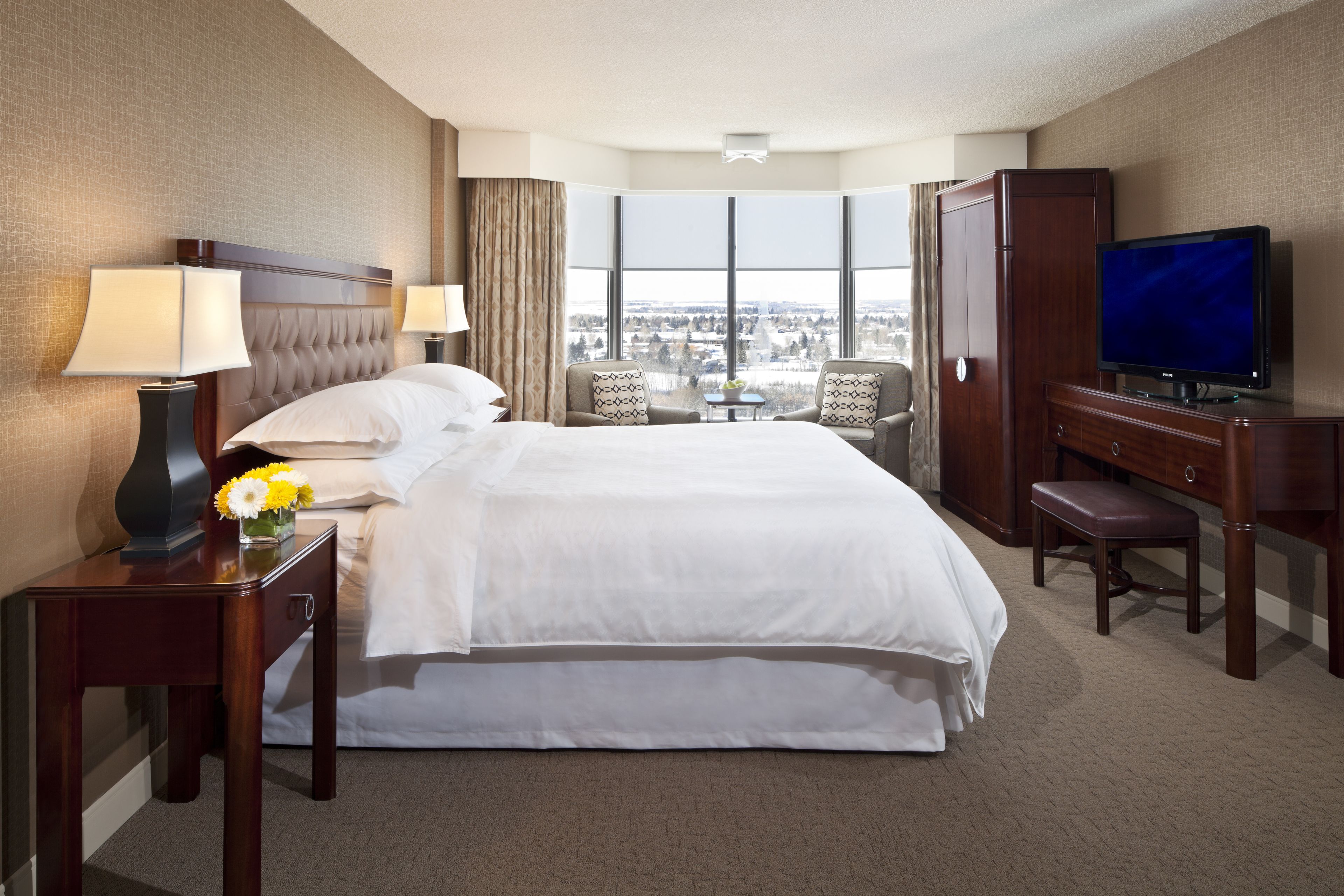 Escritorio, espacio para trabajar con laptop y cortinas blackout 