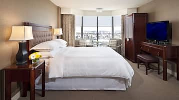 Escritorio, espacio para trabajar con laptop y cortinas blackout