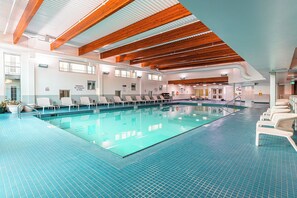 Alberca techada, acceso de 07:00 a 22:00, y camastros