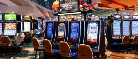 Un casino doté de nombreux distributeurs automatiques de jeux et d’une enseigne bien visible indiquant « JACKPOT JUNCTION ».