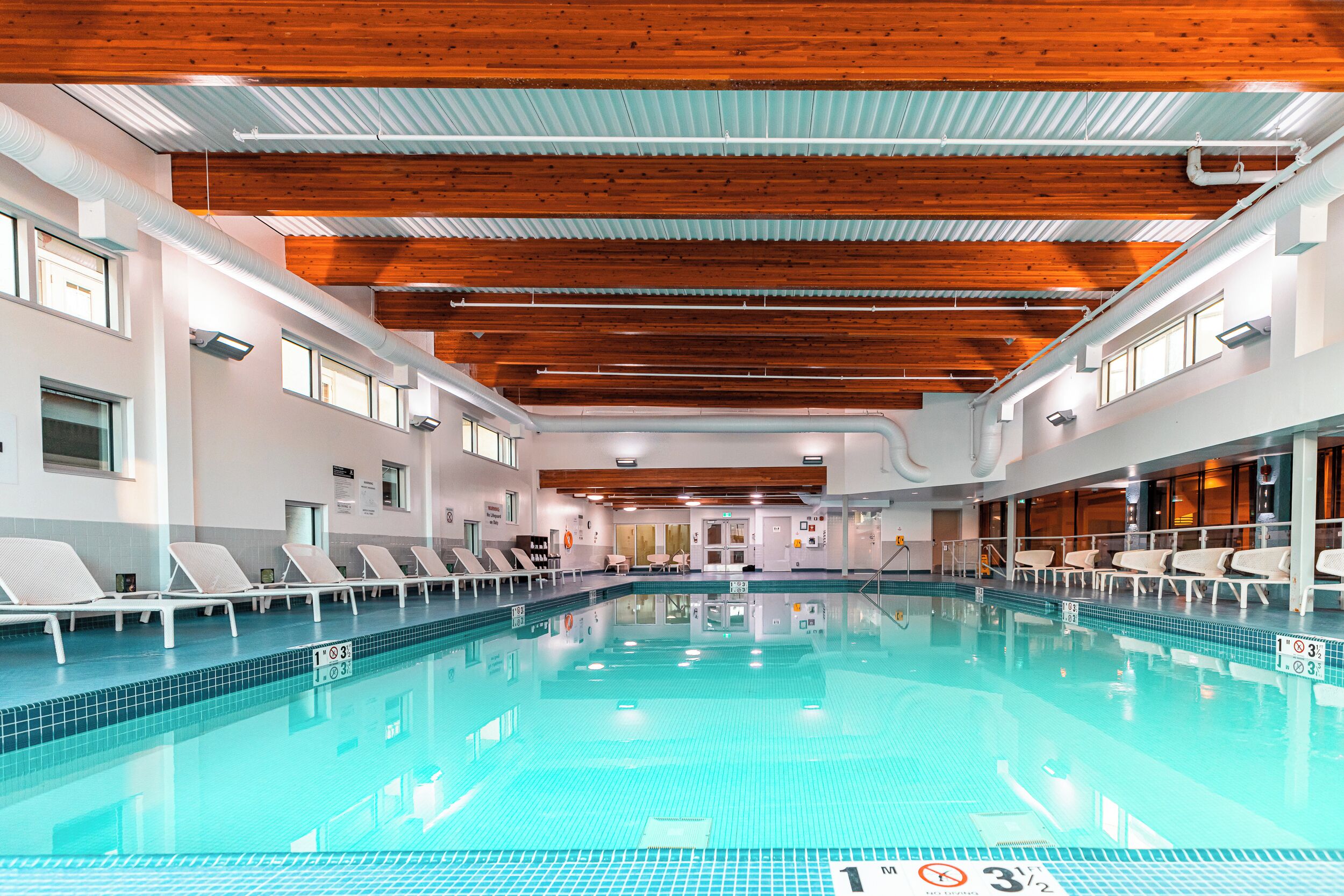 Hồ bơi trong nhà, mở cửa từ 7:00 đến 22:00, ghế dài tắm nắng 