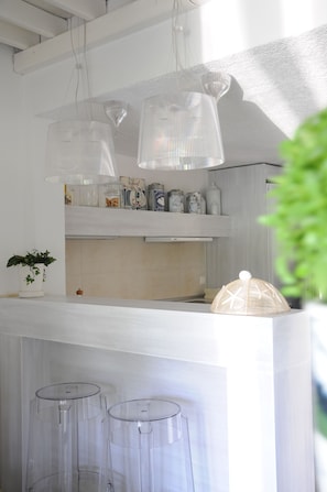 Kühlschrank, Ofen, Wasserkocher mit Kaffee-/Teezubehör