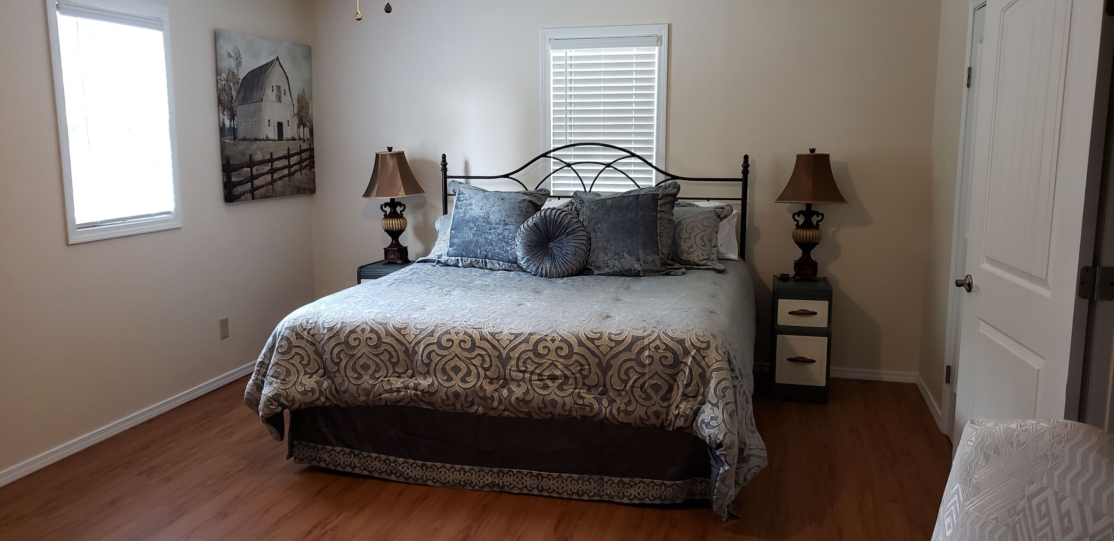 4 habitaciones, tabla de planchar con plancha, wifi y ropa de cama 