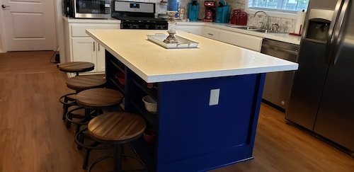 Saatavana 1. heinäkuuta! Täysin uusittu koti 8 korttelin päässä PW Mercantile!