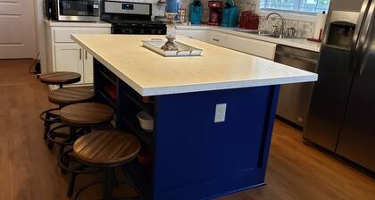 Saatavana 1. heinäkuuta! Täysin uusittu koti 8 korttelin päässä PW Mercantile!