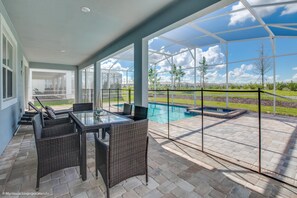 House, 5 Bedrooms | Lounge
