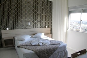Minibar, desk, blackout drapes, iron/ironing board - Aj Hotel (Chapecó)