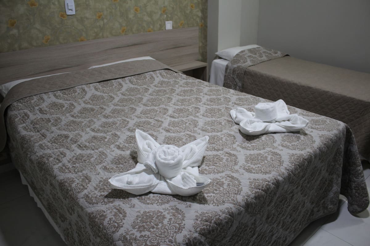 Minibar, una scrivania, tende oscuranti, ferro/asse da stiro