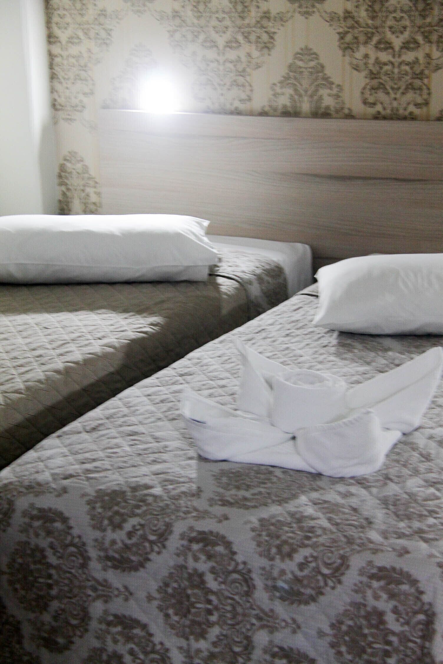 standard twin room | 1 bedroom, minibar, desk, blackout curtains