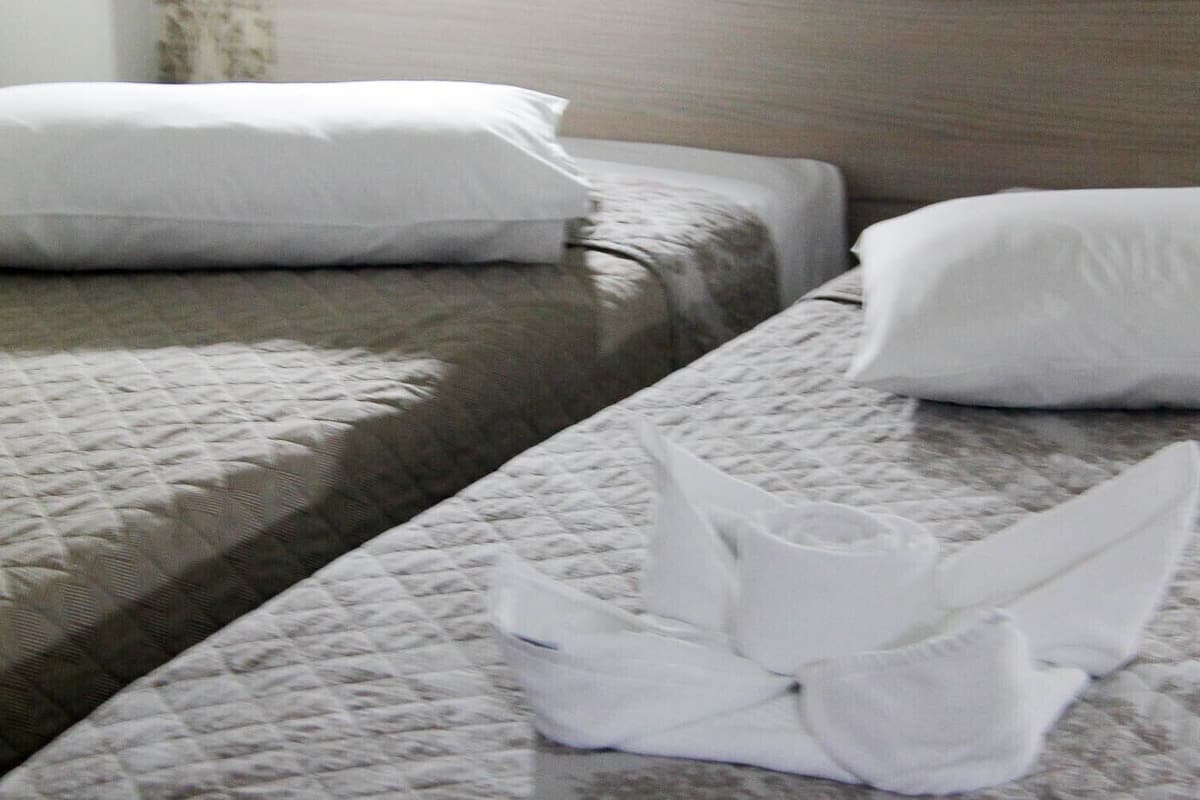 standard twin room | 1 bedroom, minibar, desk, blackout curtains