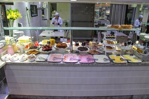 Un bufé con diversos alimentos y utensilios.
