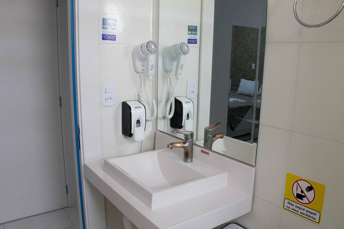 shower, free toiletries, towels