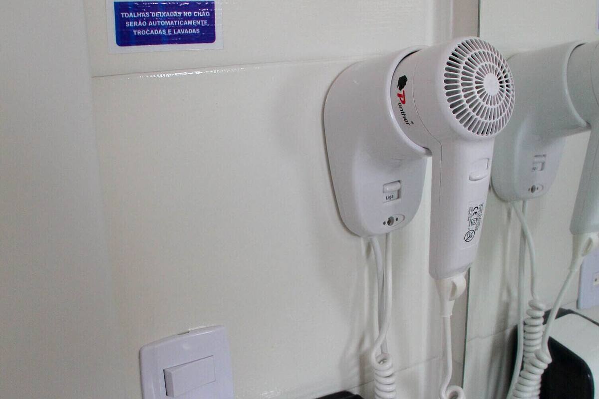 shower, free toiletries, towels