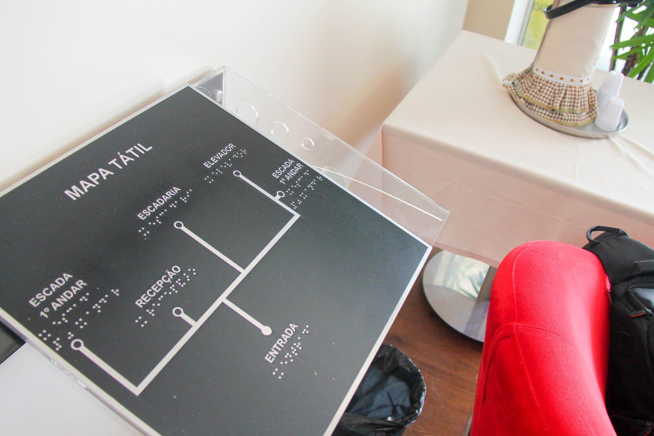 A black map layout with labels for 'ESCADA 1 ANDAR', 'RECEPCAO', and 'ENTRADA'.