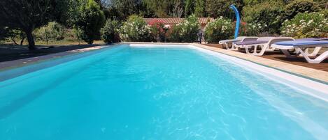 Una piscina al aire libre