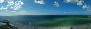 Na praia, espreguiçadeiras, toalhas de praia 