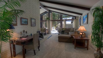 House, 1 King Bed, Hot Tub, Mountain View | Living area | TV, fireplace