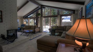 House, 1 King Bed, Hot Tub, Mountain View | Living area | TV, fireplace