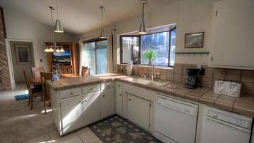 House, 1 King Bed, Hot Tub, Mountain View | Private kitchen | Fridge, microwave, stovetop, dishwasher