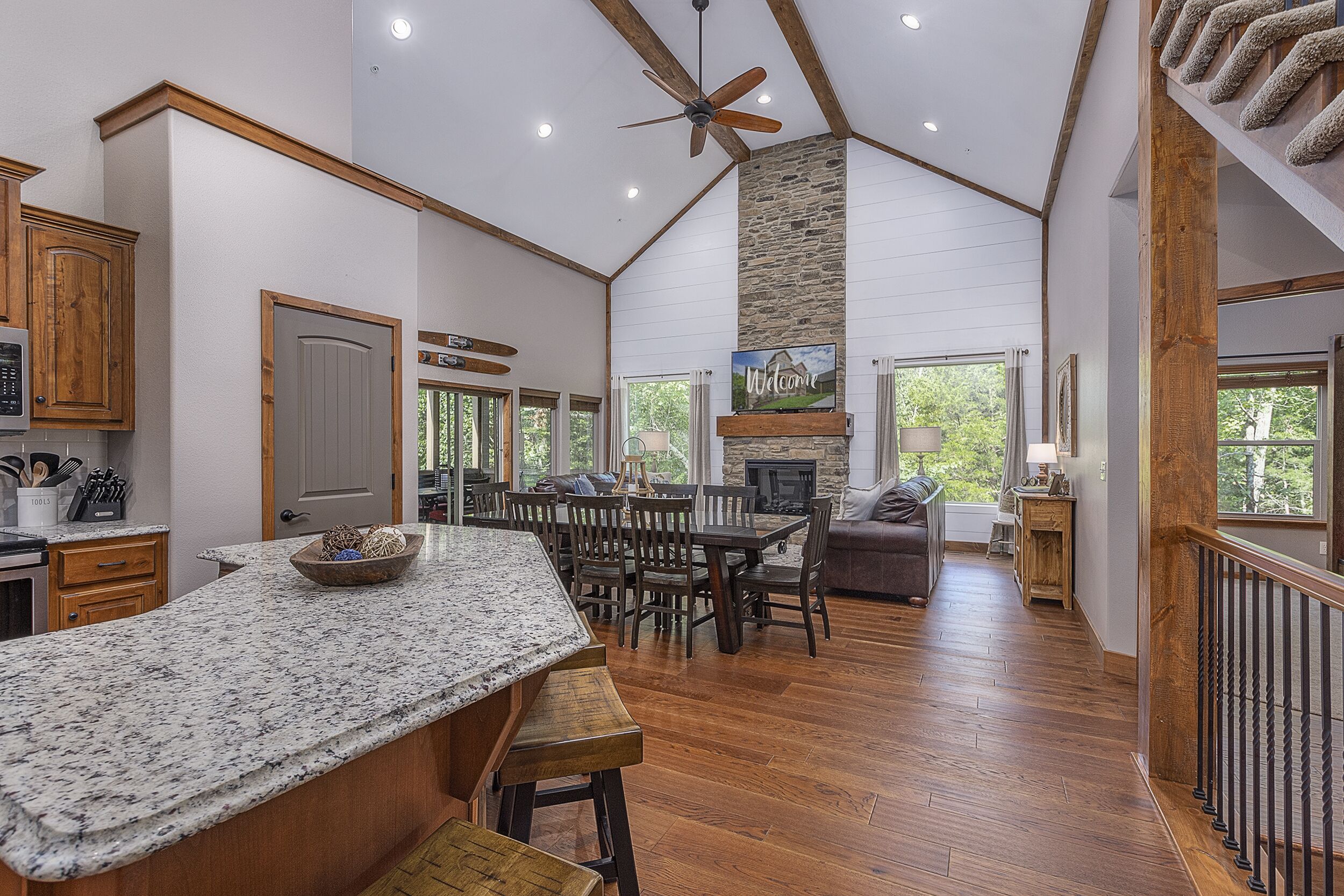 Hot Tub,Pool,Splashpad, Waterslide, Pool Table, Rec Room, Golf, Wooded back yard