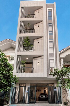 Vista frontal de la propiedad