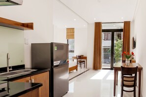 Estudio, vista a la ciudad | Área de sala de estar | Televisión LCD