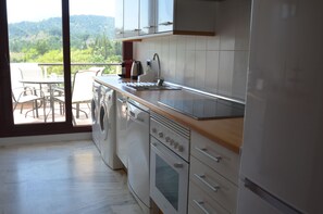 Een koelkast, een microgolfoven, een oven, een kookplaat