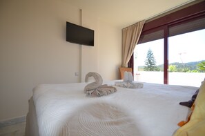2 bedrooms, desk, iron/ironing board, travel crib - Parque Botanico Holiday Rentals (Estepona)