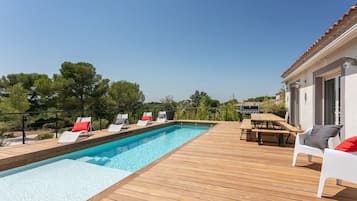 Een verwarmd zwembad