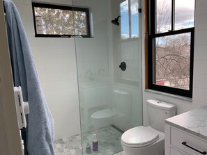Douche, sèche-cheveux, serviettes fournies, shampoing