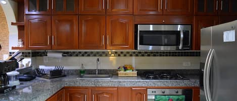 Geladeira, micro-ondas, fogão, cooktop
