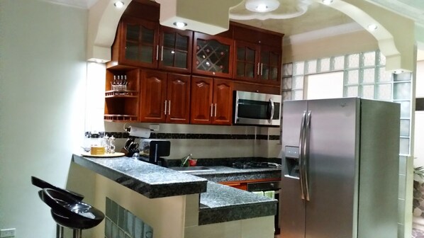 Fridge, microwave, oven, stovetop - Apto Confort 3 Habitaciones 6 Personas (Palmira)