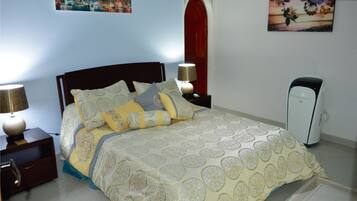 3 soverom, safe på rommet, strykejern/-brett og internettilgang