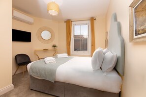 Double Room, Ensuite | 1 bedroom, Egyptian cotton sheets, premium bedding, pillow-top beds