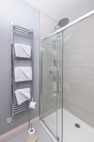 Double Room, Ensuite | Bathroom | Shower, rainfall showerhead, towels, soap