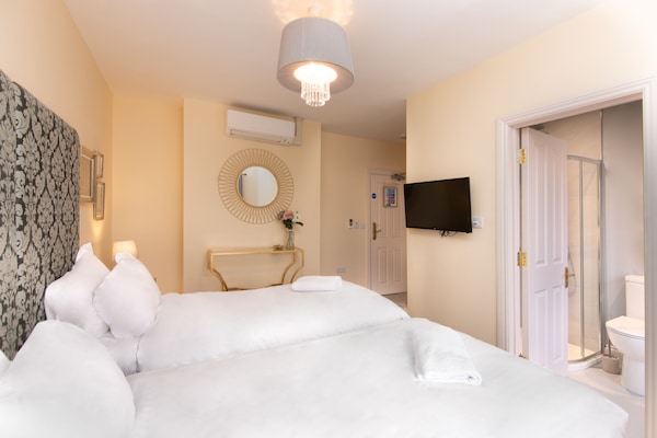 Chambre avec lits jumeaux, salle de bains attenante | 1 chambre, draps en coton égyptien, literie de qualité supérieure