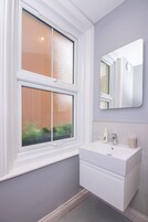 Habitación doble, baño privado | Baño | Ducha, cabezal de ducha tipo lluvia, toallas y jabón