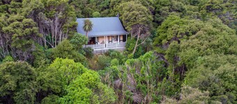 Overton Cottage - Akaroa Holiday Home