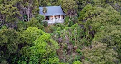 Overton Cottage - Akaroa Holiday Home