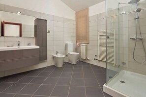 Badekar, hårføner og håndklær