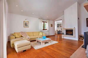 Televisión, chimenea y estéreo 