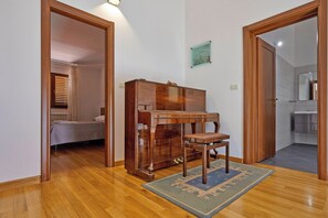 6 bedrooms, WiFi, bed sheets